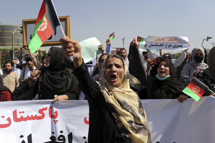 Талибаните смазват мирните протести в Афганистан с бойни муниции, палки и камшици